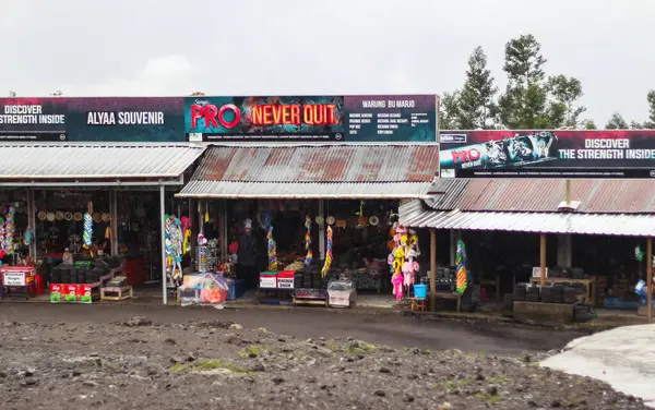 Bulutlu bir günde işaretli hediyelik eşya ve eşya satan dükkanlar.