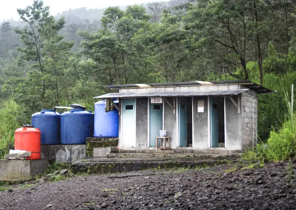 Dağlık bir ortamda umumi tuvalet ve su tankları