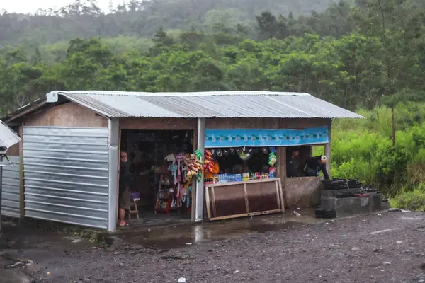 Dağlar ve orman manzaralı kırsal bir alanda yol kenarında küçük bir dükkan..