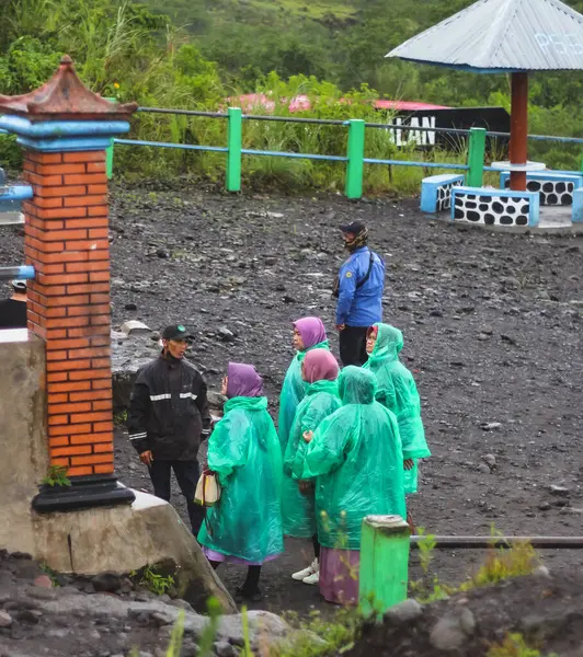 Yağmurda Volkanik Arazi Keşfeden Turistler
