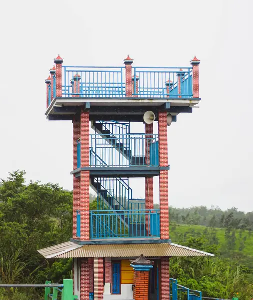 Merdiven ve Görünüm Platformu ile Gözlem Kulesi