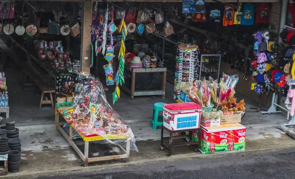 Hediyelik eşya ve el sanatlarıyla dolu canlı bir dükkan.