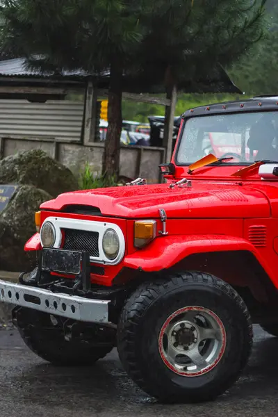 Kırmızı Vintage Off-Road Jeep Yolda Park Edildi
