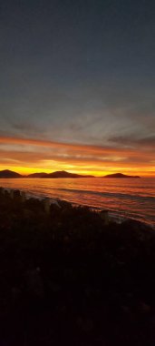 Okyanus manzaralı renkli gün doğumu