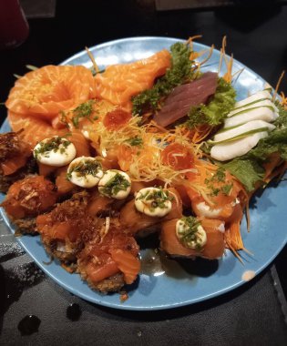 Çiğ portakal balığı, pembemsi balık, yeşil salata, havuç iplikleri, krem peynir..