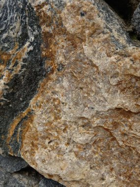 Sarı ve siyah tonlu kaya parçası 