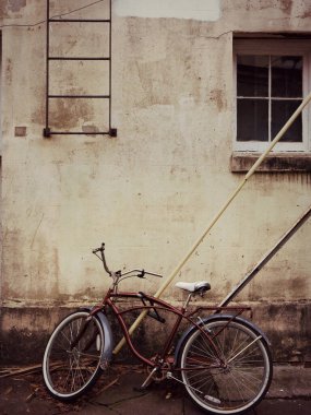 Savannah, Georgia 'da binanın ön cephesinde klasik bisiklet.