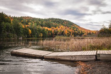 Adirondacks 'da tekne kalkışı, New York Sonbaharda