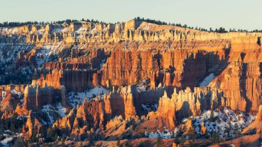 Bryce Canyon Ulusal Parkı Utah Sunrise 'da Kar Altında