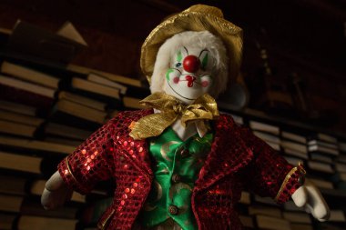 Antika Palyaço ve Eski Kitaplar