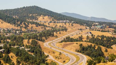 Golden Colorado Vista Otoyol ve Dağlar Manzarası