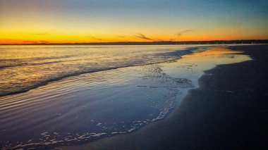 Hilton Head Adası Sahilinde Günbatımı Sahilde Yansıması ve yumuşak dalgalar