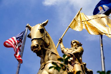 Joan of Arc heykeli New Orleans Holding Flag 'da