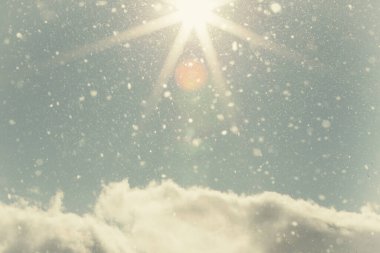 Dünya 'da Barış Soyut Kar Taneleri Güneş ve Bulutları Arkaplanda