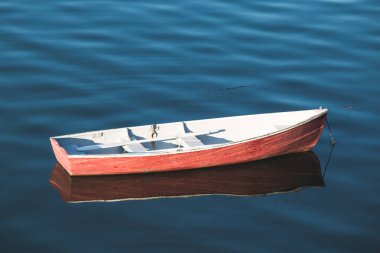 Geyik Adası 'nda Kırmızı Tekne Yansıması 