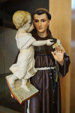 Kilisedeki St. Anthony 's Kulak Katolik Heykeli' nde Bebek İsa Konuşuyor