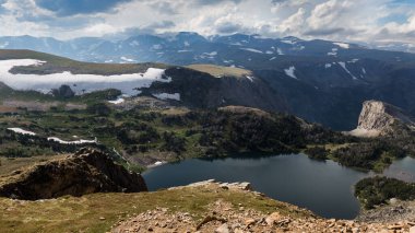 Beartooth-Absaroka Montana Yaban Hayatı Yüksek İrtifa Suyu Kayalar Kar Ağaçları Wyoming