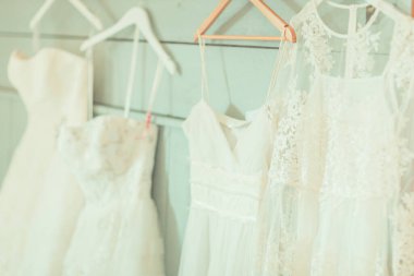 Klasik Dantel Süslü Beyaz Düğün Elbiseleri Dükkanda