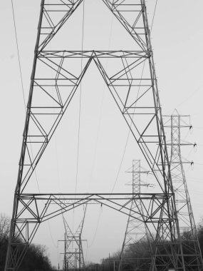 Uzun elektrik endüstriyel şebeke pilonu en az soluk gökyüzüne karşı duruyor