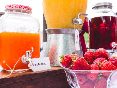  Renkli yaz meyveleriyle dolu meyve suları.