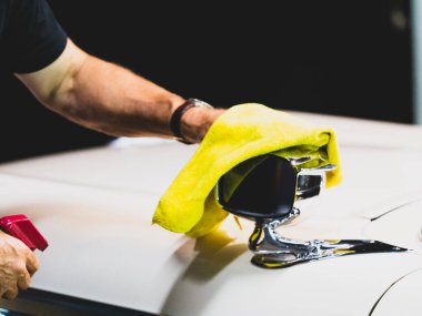 Temizlikçi Beyaz Araba