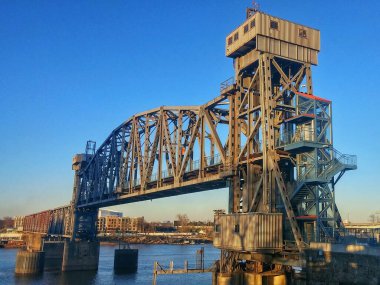 Arkansas Nehri 'nin karşısındaki kavşak köprüsü North Little Rock ve Little Rock arasında.