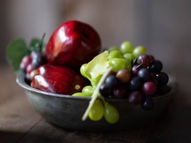 Sahte Meyveli Elmalar ve Üzümler Bir Kasede