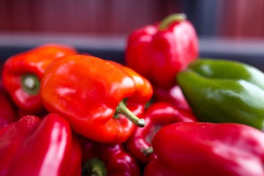 Kırmızı ve Yeşil Biberler Canlı Çiftçi 'nin Market Organik Bahçe Ürünleri Sebze Toplama Arkaplanı