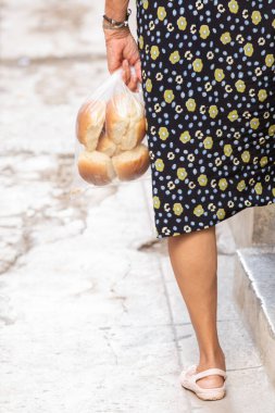 Kübalı Kadın Sokağın ortasında Ekmek Kola Yiyecekleri Taşıyor