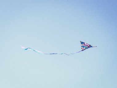 mavi gökyüzünde uçan uçurtma