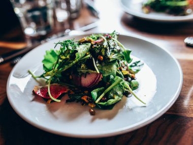 Beyaz tabakta sağlıklı salata