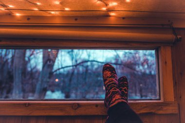 Grid Minik Kulübe Karavanı Pencerenin Üzerinde Gevşetilmiş Bacaklar