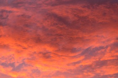 Kopya Boşluğu olan Pembe Günbatımı Bulut Gökyüzü Arkaplanı