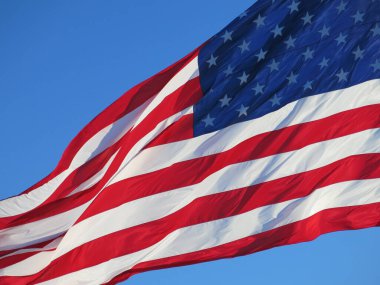 Kırmızı beyaz ve mavi Amerikan bayrağı ve gökyüzü