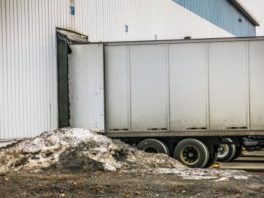 Yükleme Limanı Binasında Endüstriyel Ulaşım Traktör Trailor