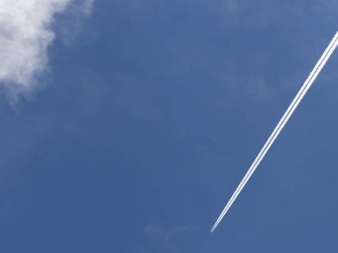 Uçaktan Mavi Gökyüzüne Beyaz İzler