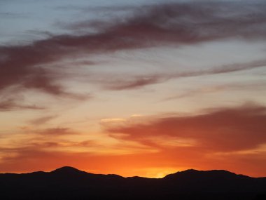 Tucson Arizona Günbatımı Gökyüzü ve Dağlar Görüntü Arkaplanı