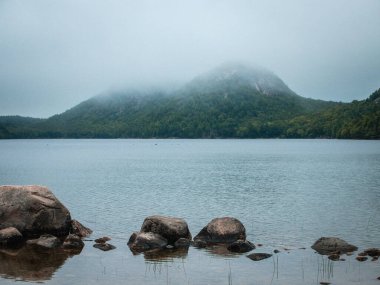 Jordan Pond Acadia Ulusal Parkı Maine Foggy Reflection ve Rocky Waters Edge