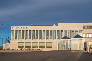 Hofn i Hornafirdi, İzlanda - 30 Ocak. 2021: Güneydoğu İzlanda 'daki Hofn Oteli' nin ana binası