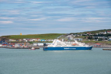 Husavik İzlanda - 15 Temmuz. 2021: Kuzey İzlanda 'nın Husavik limanındaki iskeledeki Ocean Diamond yolcu gemisi