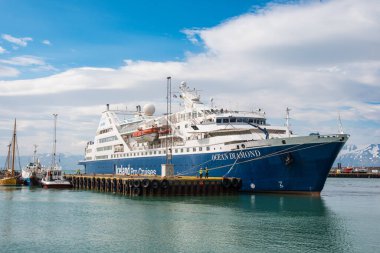 Husavik İzlanda - 15 Temmuz. 2021: Kuzey İzlanda 'nın Husavik limanındaki iskeledeki Ocean Diamond yolcu gemisi