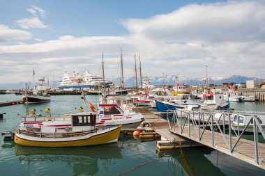 Husavik İzlanda - 15 Temmuz. 2021: Kuzey İzlanda 'daki Husavik limanında tekneler
