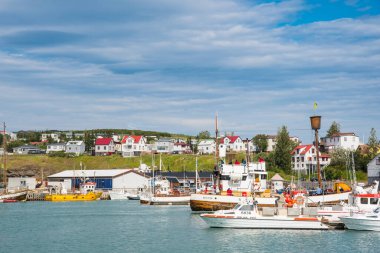 Husavik İzlanda - 15 Temmuz. 2021: Kuzey İzlanda 'daki Husavik limanına bakın