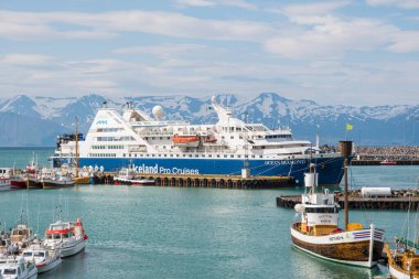 Husavik İzlanda - 15 Temmuz. 2021: Kuzey İzlanda 'nın Husavik limanındaki iskeledeki Ocean Diamond yolcu gemisi