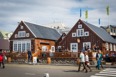 Husavik İzlanda - 15 Temmuz. 2021: Kuzey İzlanda 'nın Husavik kasabasındaki Gamli Baukur restoranına turistler girip çıkıyorlar