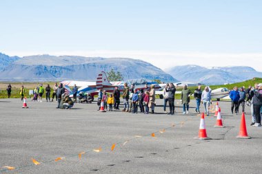 Hornafjordur İzlanda - 25 Haziran 2022: Hornafjordur Havaalanı 'ndaki hava gösterisinde