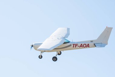 Hornafjordur İzlanda - 25 Haziran 2022: Textron Aviation Inc. 152 TF-AOA uçağı gökyüzünde