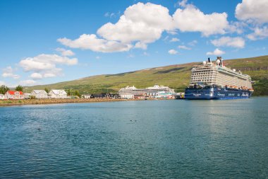 Akureyri İzlanda - 15 Temmuz. 2022: Kuzey İzlanda 'daki Akureyri limanında seyir gemisi 