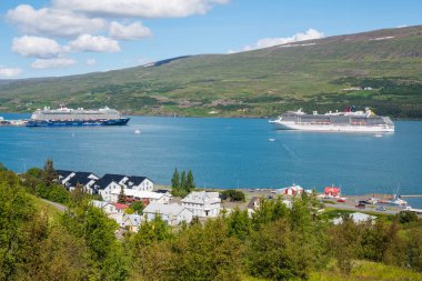 Akureyri İzlanda - 15 Temmuz. 2022: Karnaval Gurur ve Mein Schiff 4 'te Akureyri limanında seyir gemileri