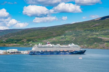 Akureyri İzlanda - 15 Temmuz. 2022: Kuzey İzlanda 'daki Akureyri limanında seyir gemisi 